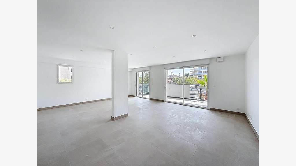 Vente local commercial 77m² face canal de Fréjus 