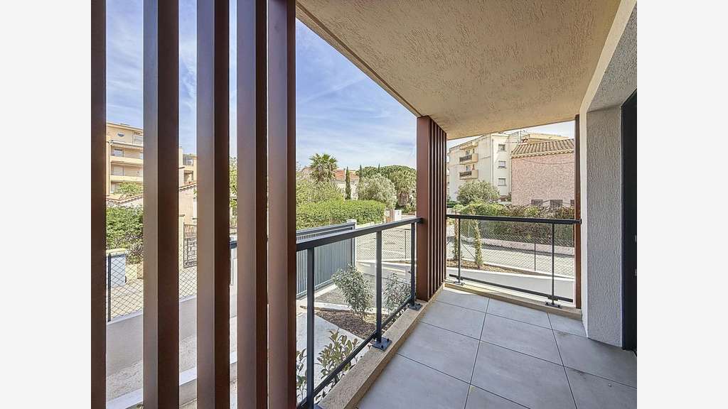 Vente local commercial 77m² face canal de Fréjus 