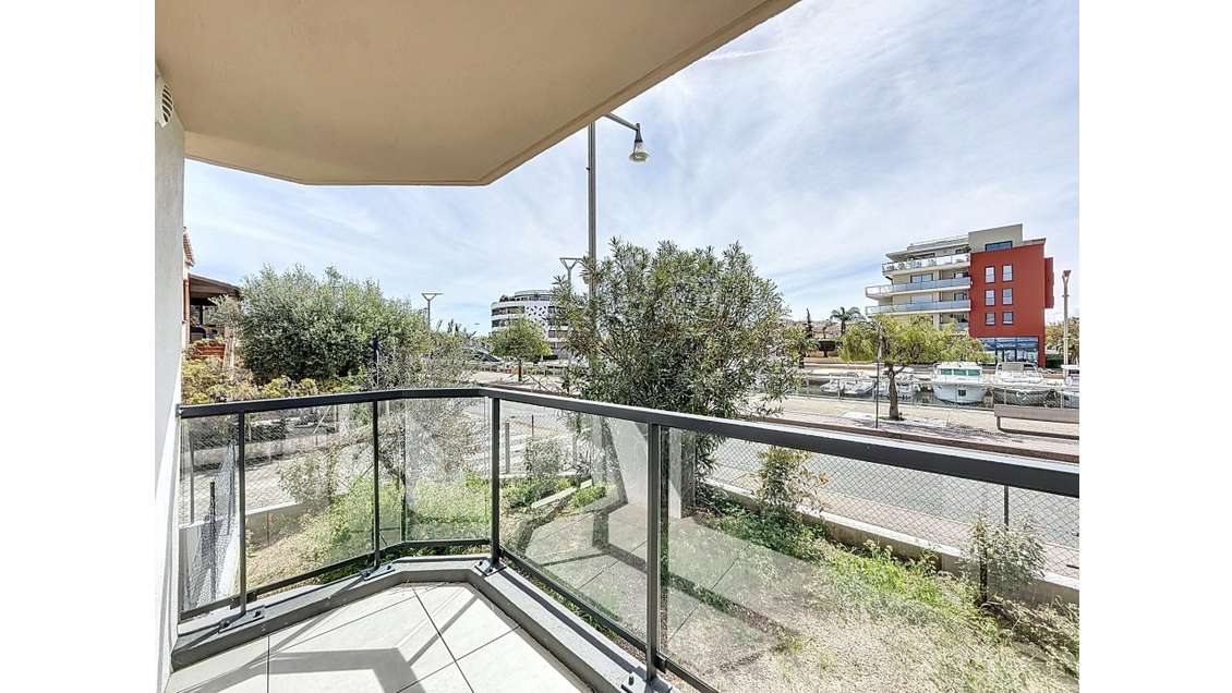 Vente local commercial 77m² face canal de Fréjus