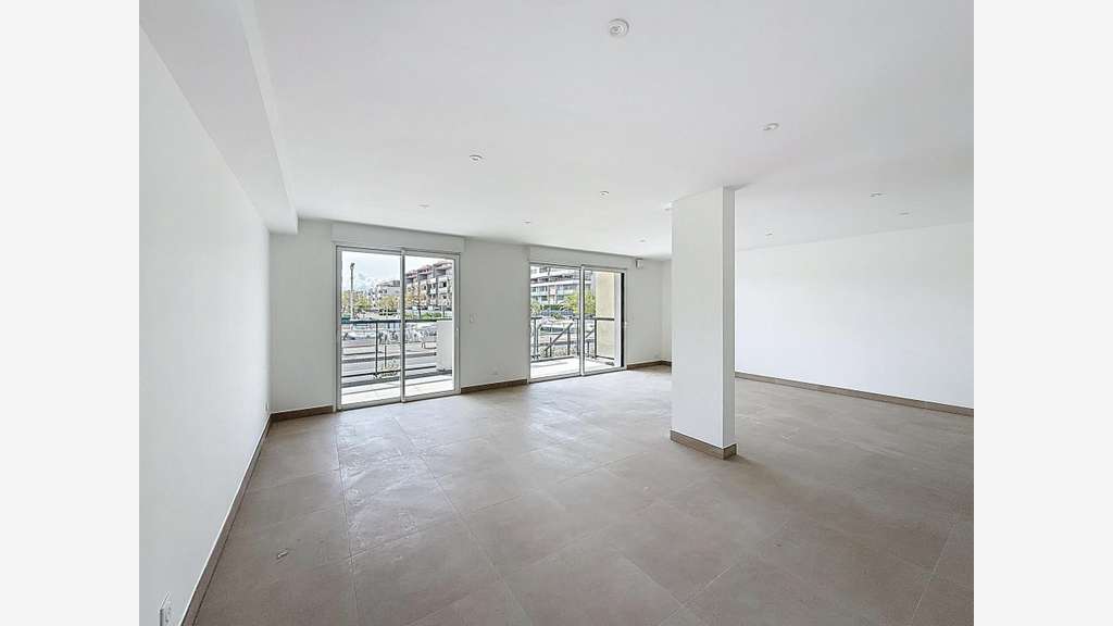 Vente local commercial 77m² face canal de Fréjus 