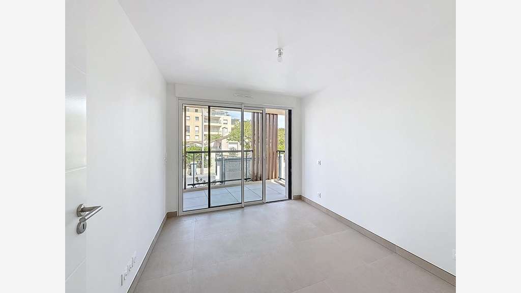 Vente local commercial 77m² face canal de Fréjus 