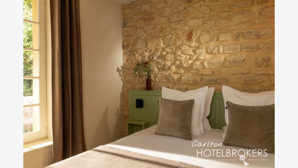 Murs d’hôtel occupés de caractère — Invest