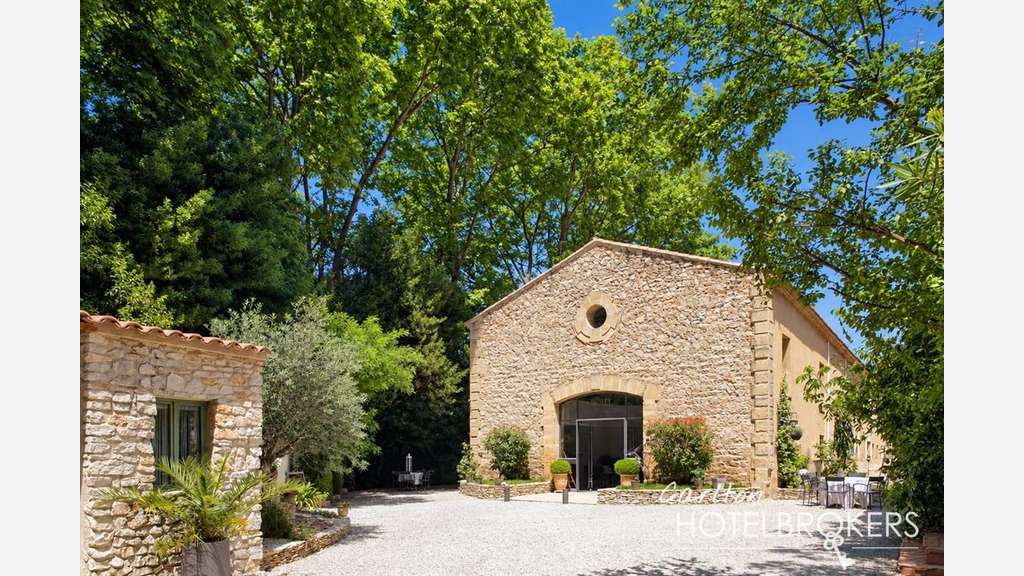 Murs d’hôtel occupés de caractère — Invest