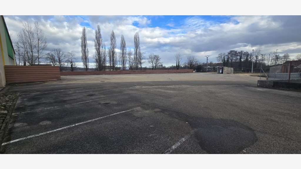 Vente local 900m² très gros potentiel à Geneuille