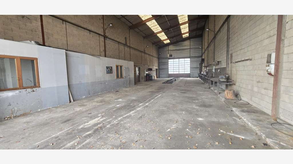Vente local 900m² très gros potentiel à Geneuille