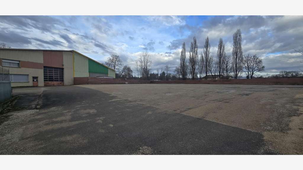 Vente local 900m² très gros potentiel à Geneuille