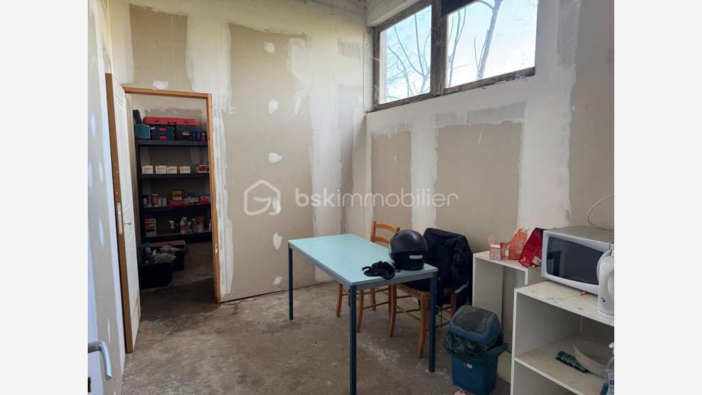 Vente entrepôt et bureaux de 242m² à Génissac