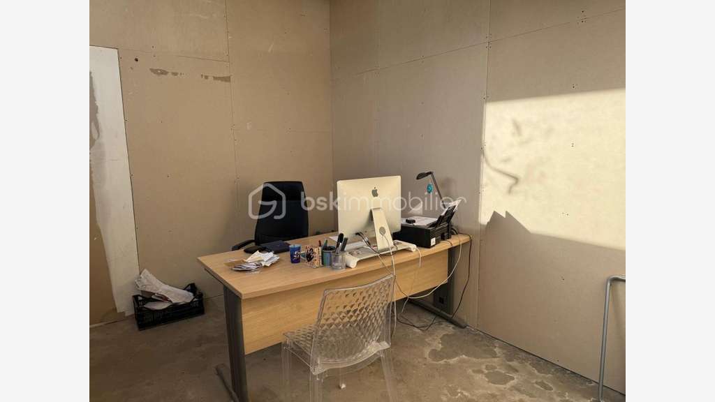 Vente entrepôt et bureaux de 242m² à Génissac