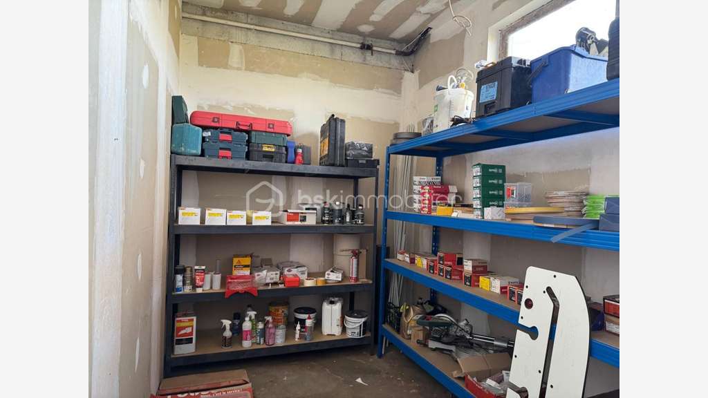 Vente entrepôt et bureaux de 242m² à Génissac