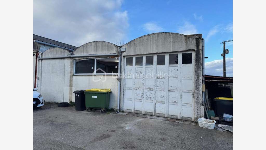 Vente entrepôt et bureaux de 242m² à Génissac