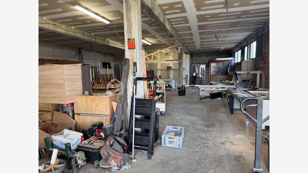 Vente entrepôt et bureaux de 242m² à Génissac