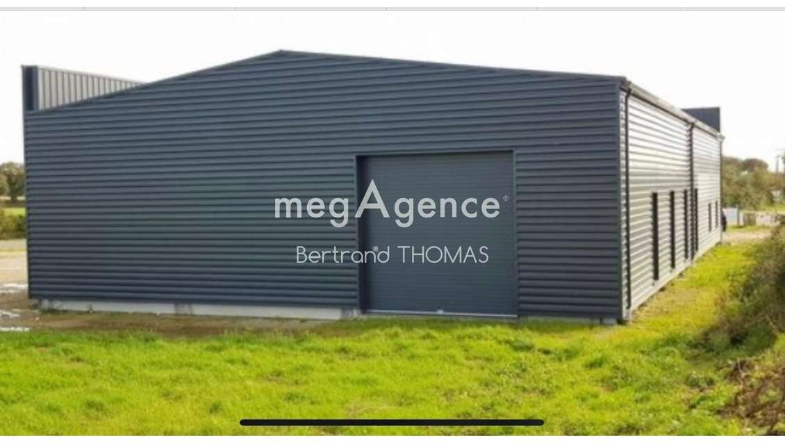 Bâtiment 430m² avec hall exposition à Gosné