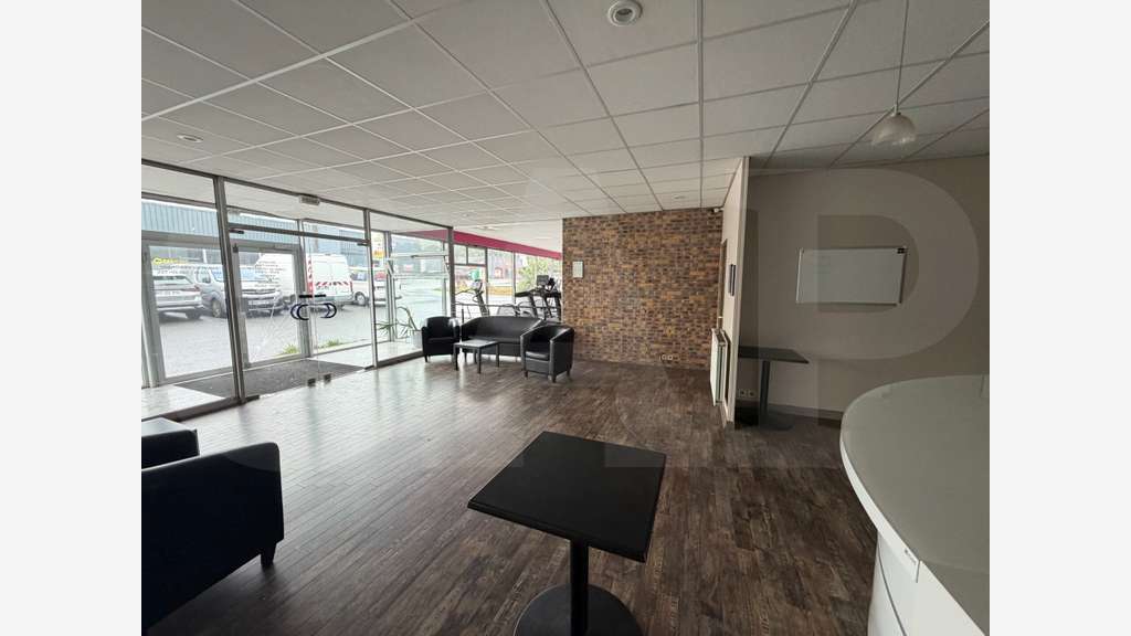 À VENDRE – ENSEMBLE IMMOBILIER COMMERCIAL DI