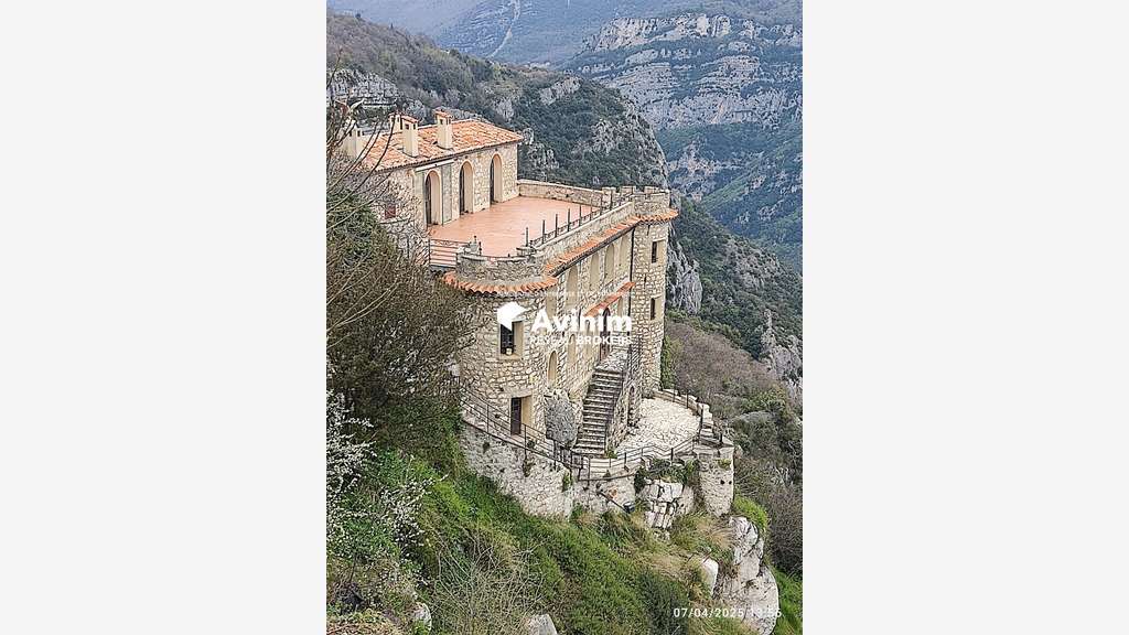 A vendre local restaurant de 800m² à Gourdon