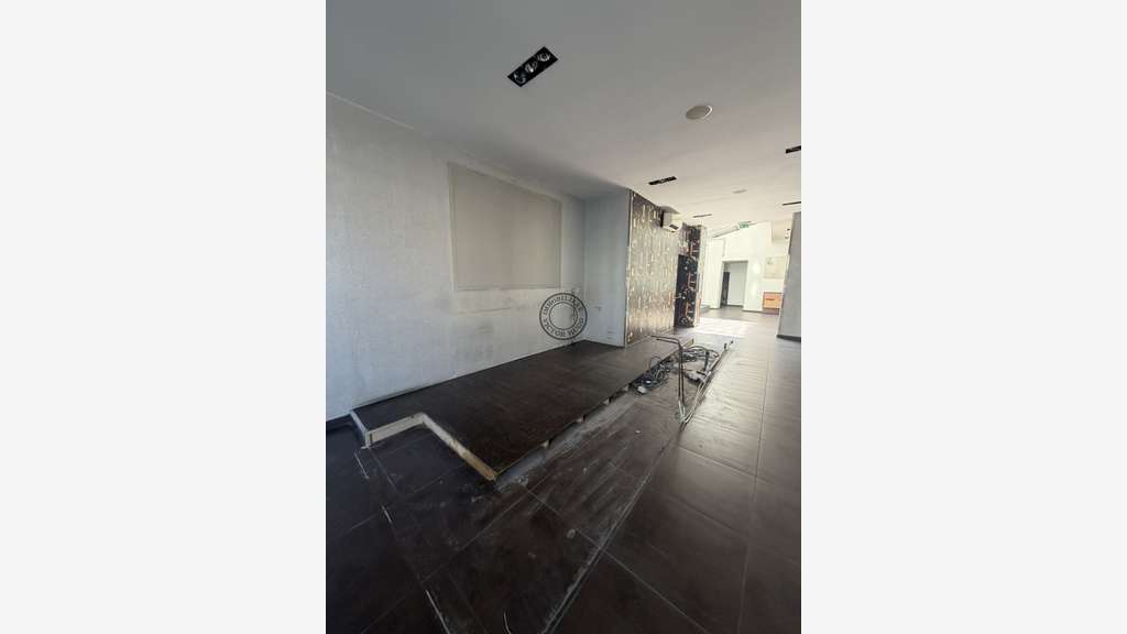 Local Commercial + Appartement Loué