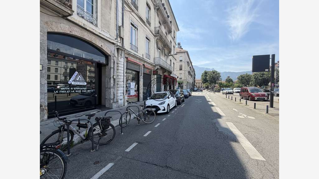 Local Commercial + Appartement Loué
