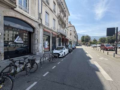Local Commercial + Appartement Loué