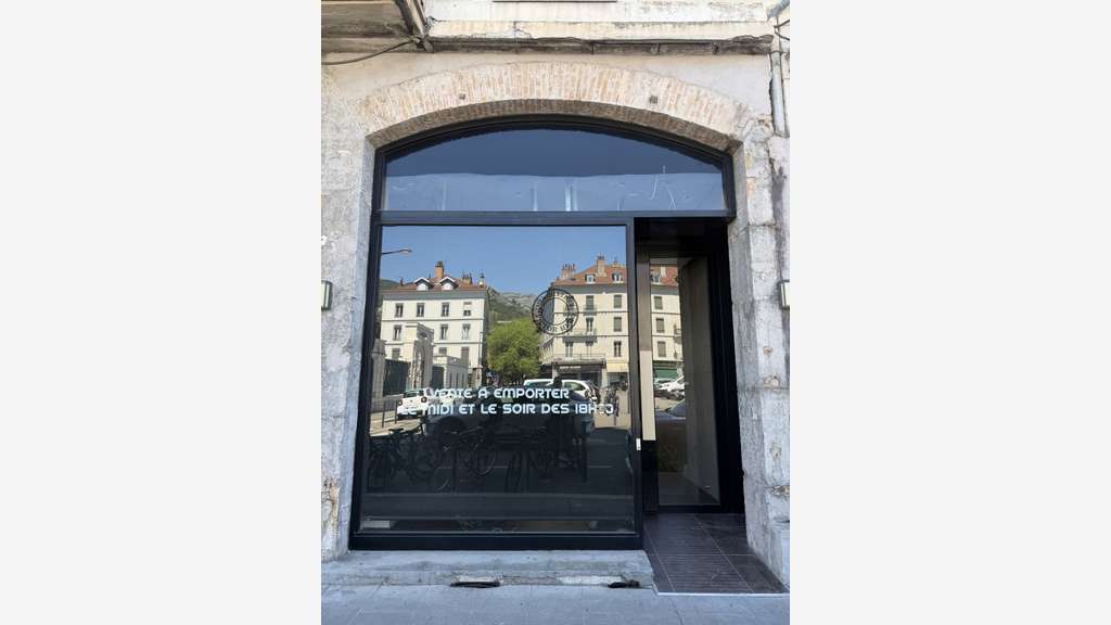 Local Commercial + Appartement Loué