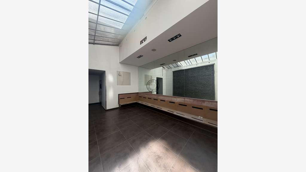 Local Commercial + Appartement Loué