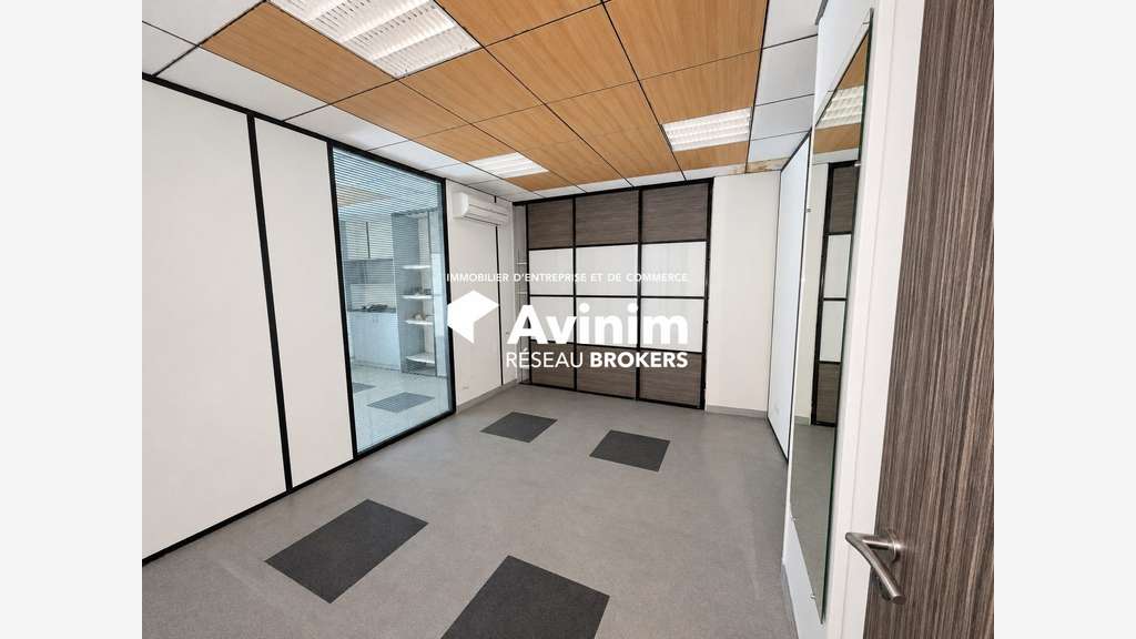 Murs commerciaux rénovés de 98 m² en exclusivité –