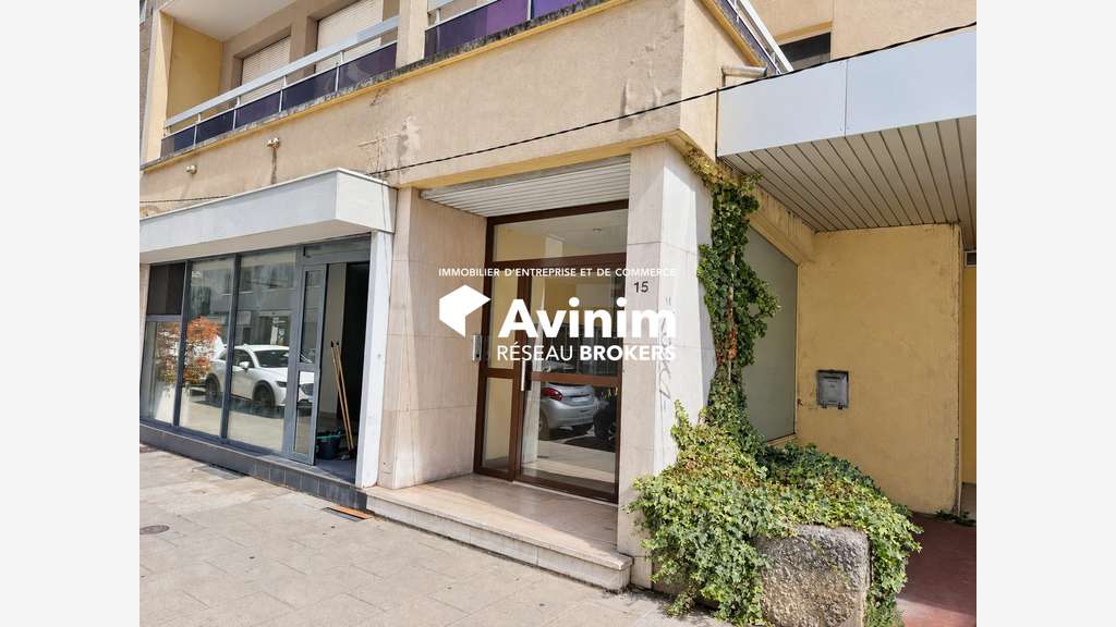Murs commerciaux rénovés de 98 m² en exclusivité –