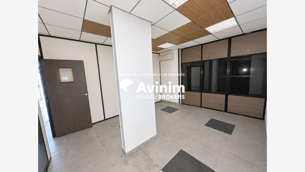 Murs commerciaux rénovés de 98 m² en exclusivité –