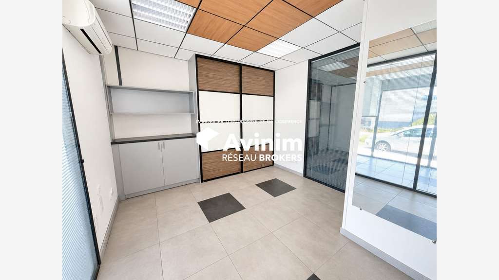 Murs commerciaux rénovés de 98 m² en exclusivité –