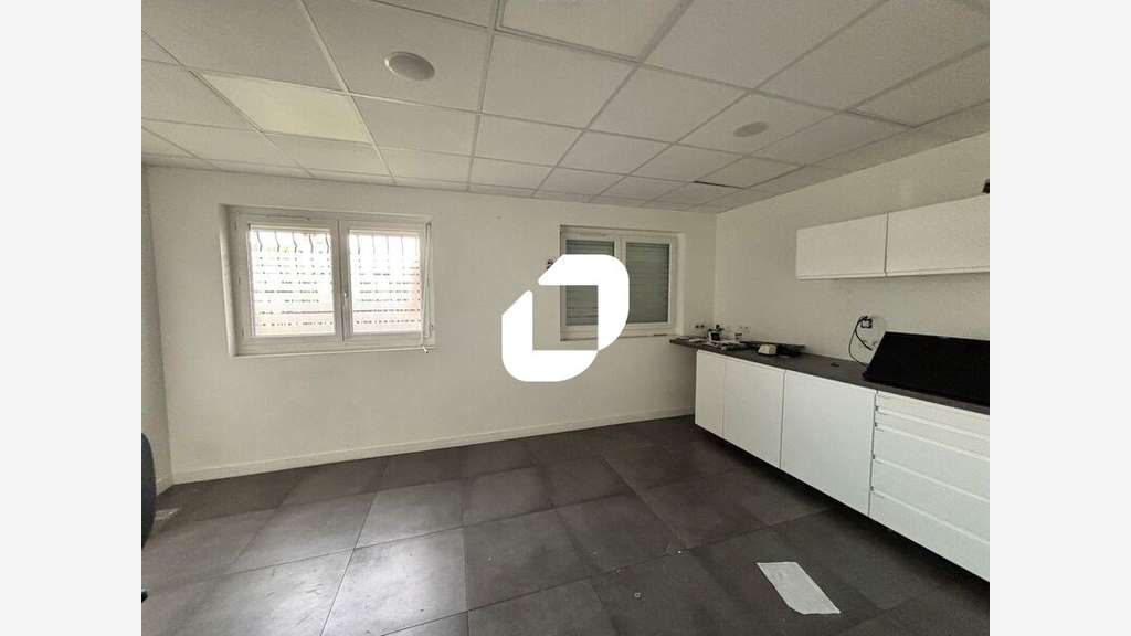 Vente Local commercial 809m² Grigny