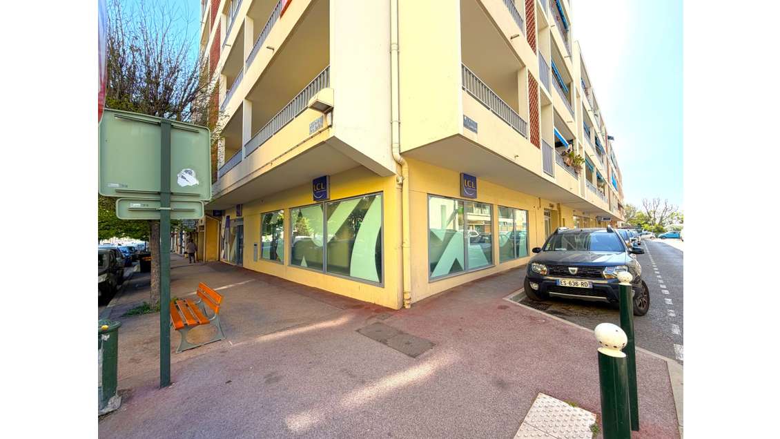 Local 147m² + 11 places de parking à Hyères Gare 
