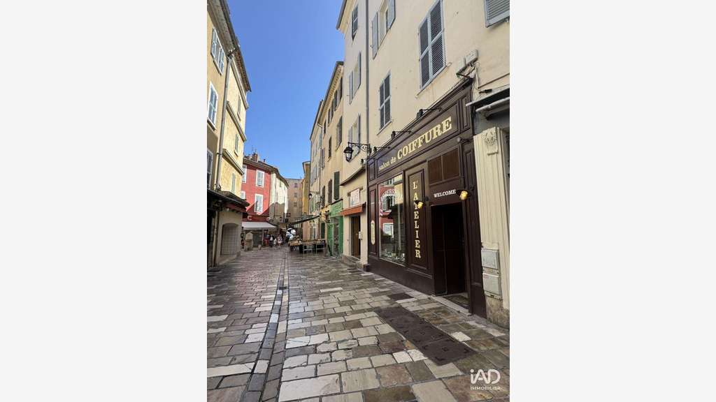 Vente local commercial 65m² Rue Massillon à Hyères
