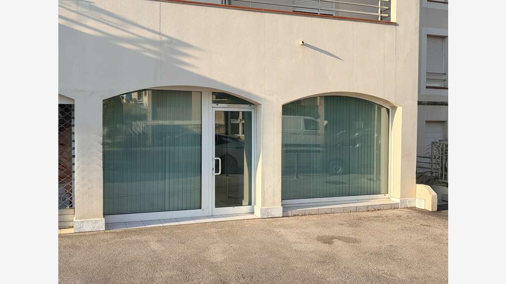 BUREAUX 60.15 M²