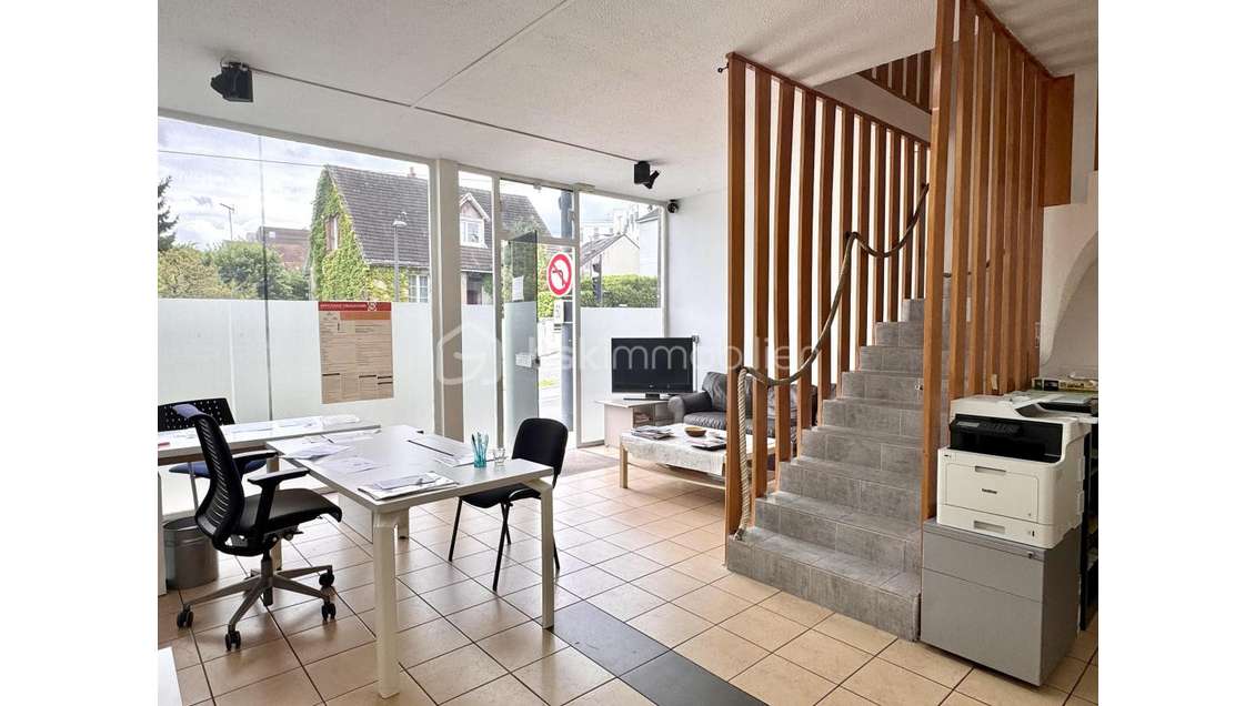 Local commercial avec étage, emplacement