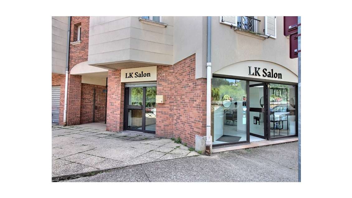 Murs boutique 52m² à vendre à Juziers centre 