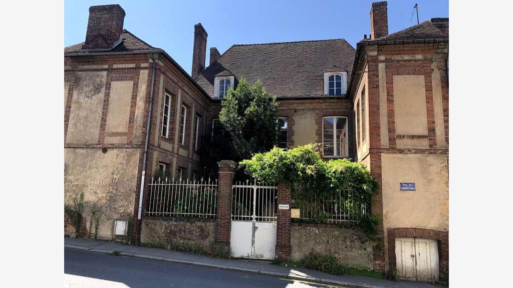 Beau presbytère à aménager en logements