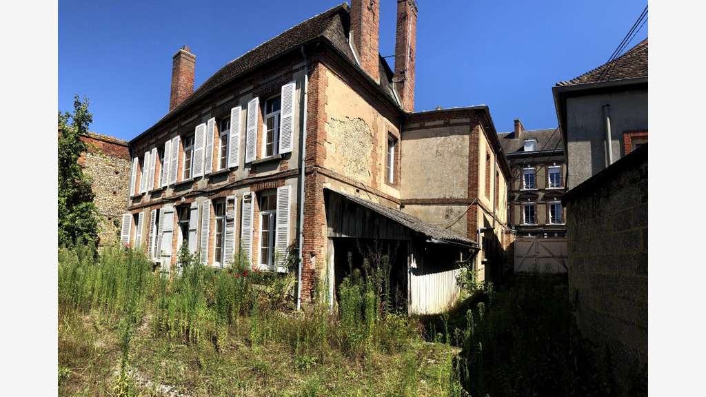 Beau presbytère à aménager en logements