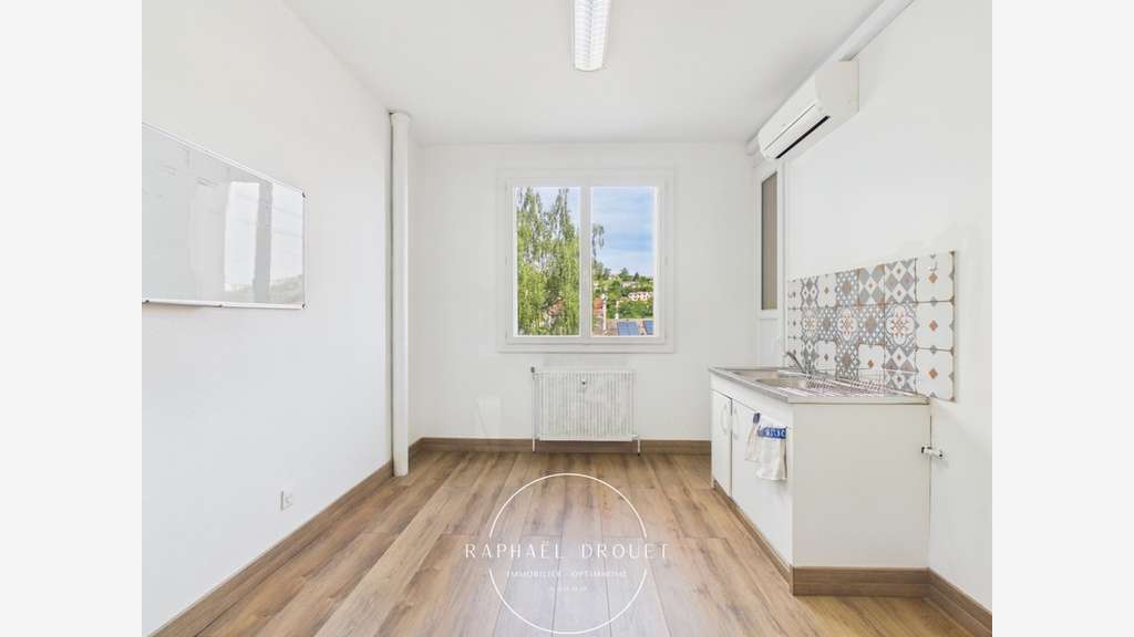 Murs commerciaux de 67m² à vendre à l'Horme centre