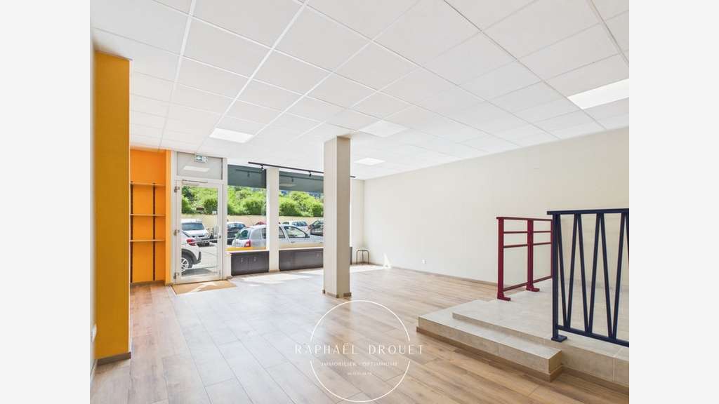 Murs commerciaux de 67m² à vendre à l'Horme centre