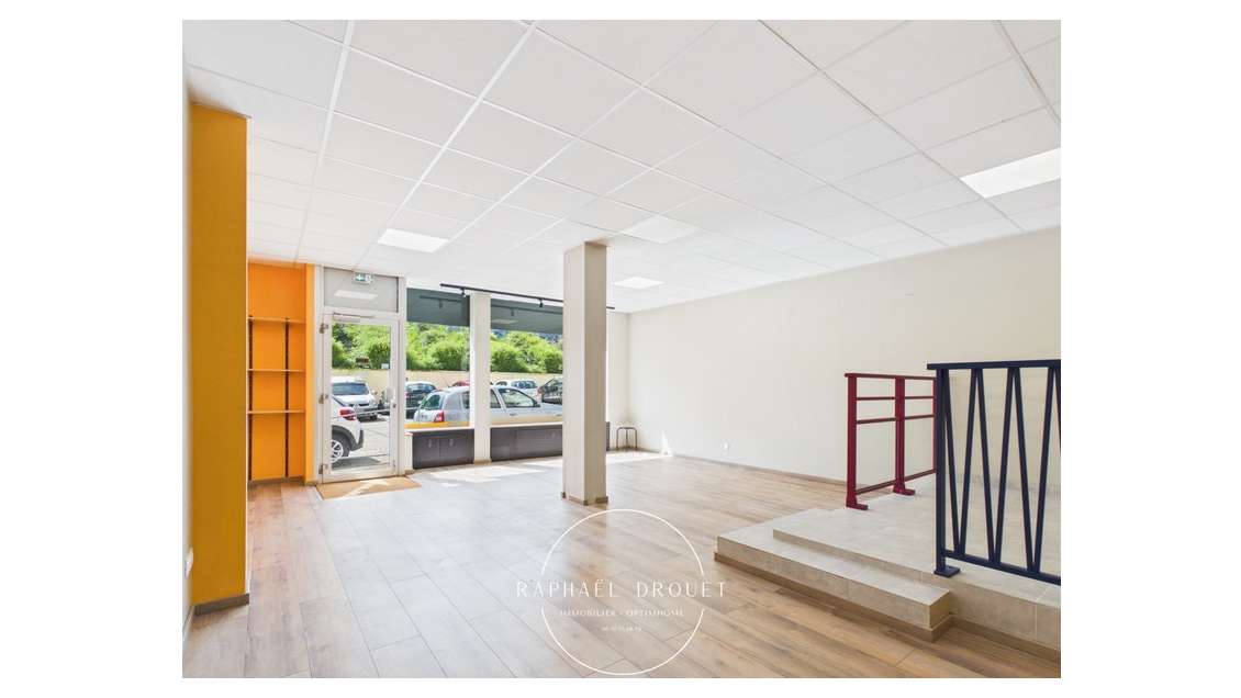 Murs commerciaux de 67m² à vendre à l'Horme centre