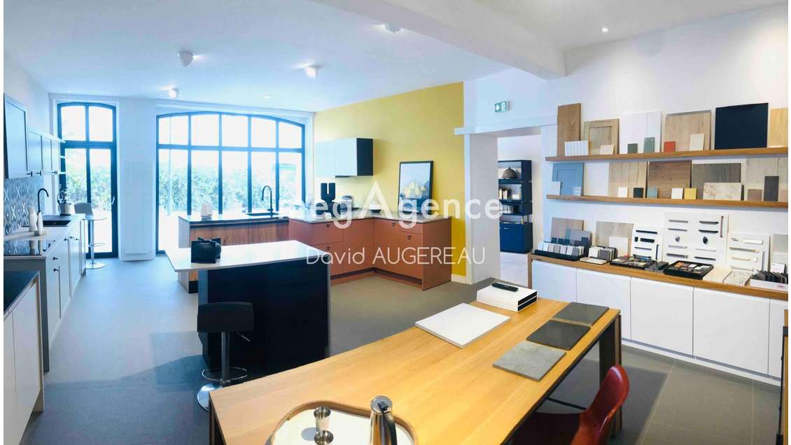 AV local commercial rénové 103m² à Port-Joinville