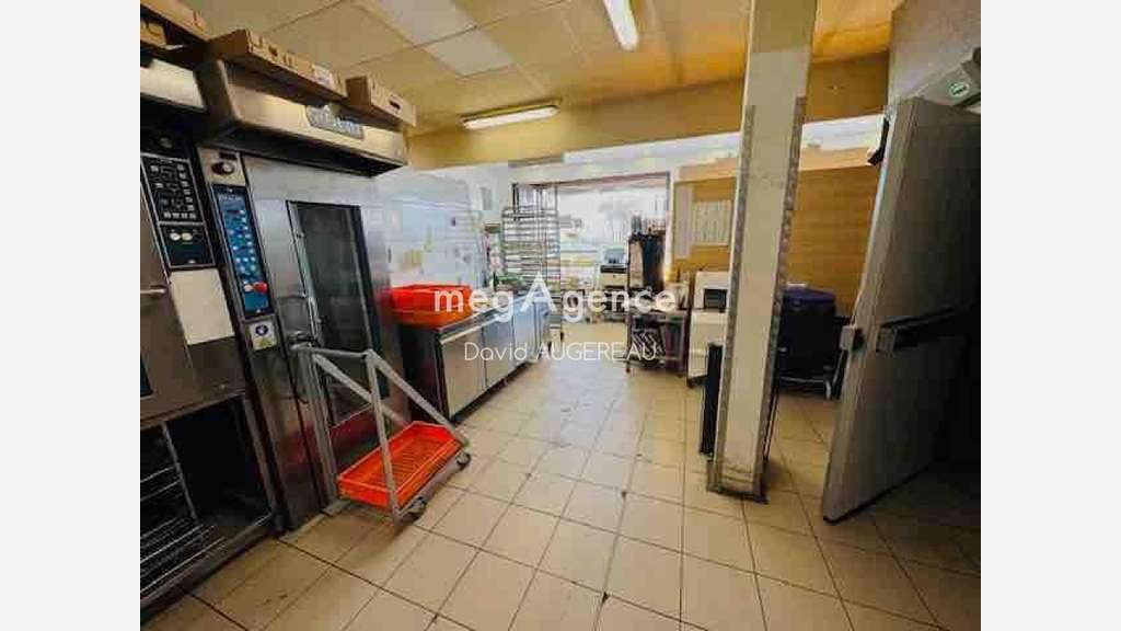 Opportunité murs commerciaux en front de port 85