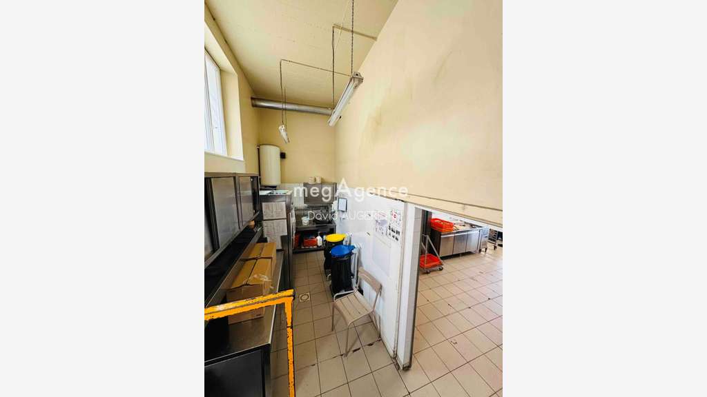 Opportunité murs commerciaux en front de port 85