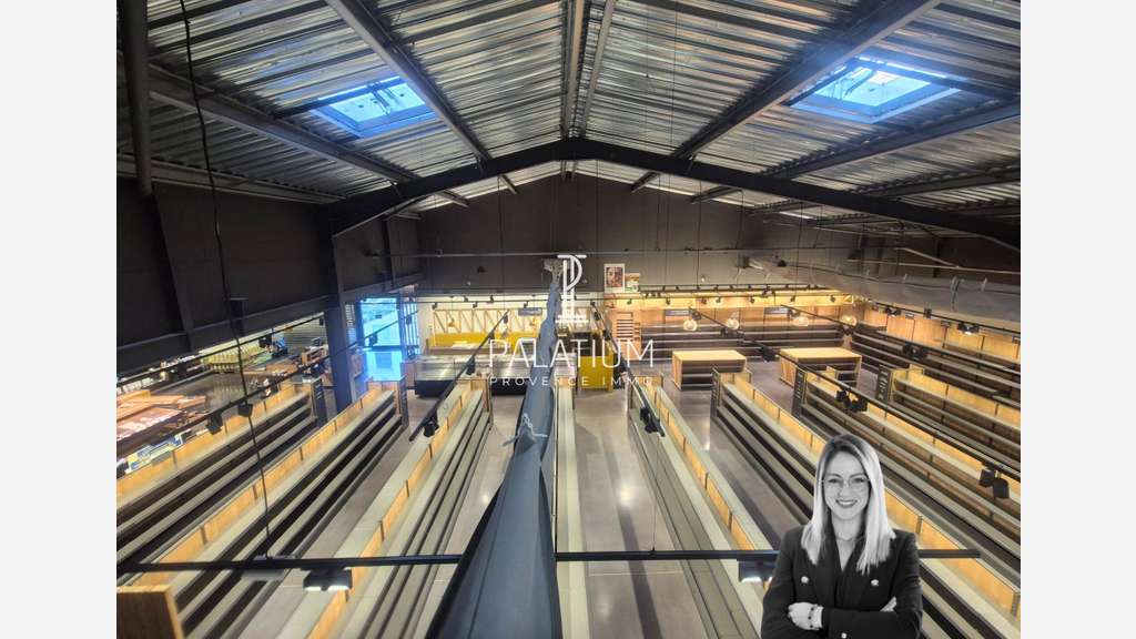 Local commercial en ZAC de La Fare Les Oliviers