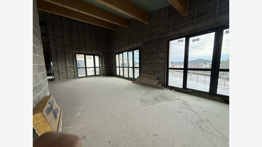 LOCAL COMMERCIAL 353 m² + TERRASSE 222 m² - LA FAR
