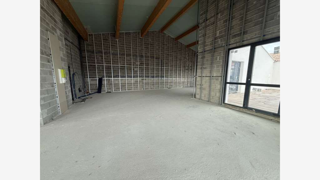 LOCAL COMMERCIAL 353 m² + TERRASSE 222 m² - LA FAR