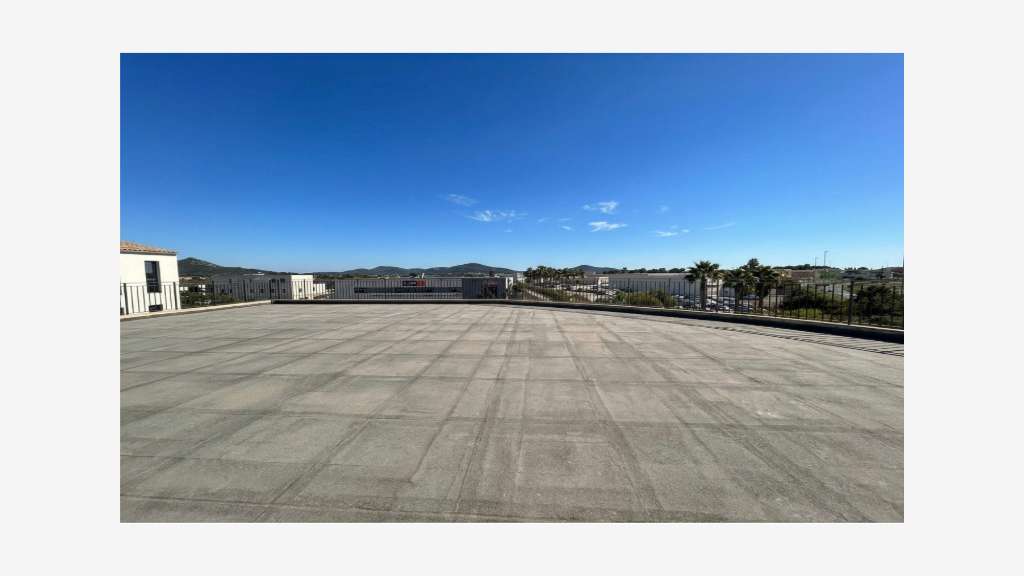 LOCAL COMMERCIAL 353 m² + TERRASSE 222 m² - LA FAR