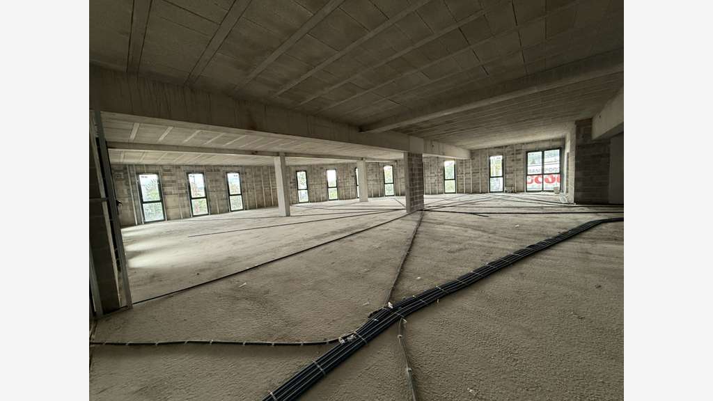 LOCAL COMMERCIAL 585 m² - LA FARLEDE