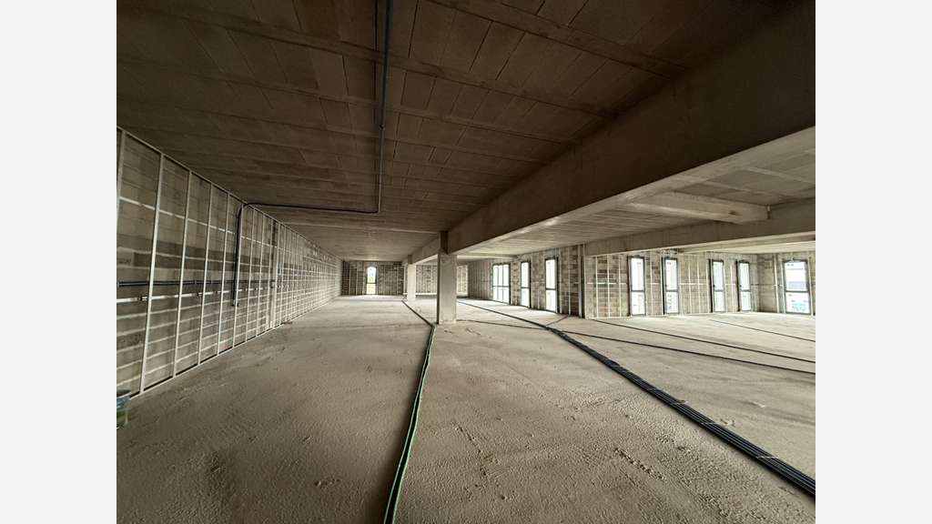 LOCAL COMMERCIAL 585 m² - LA FARLEDE