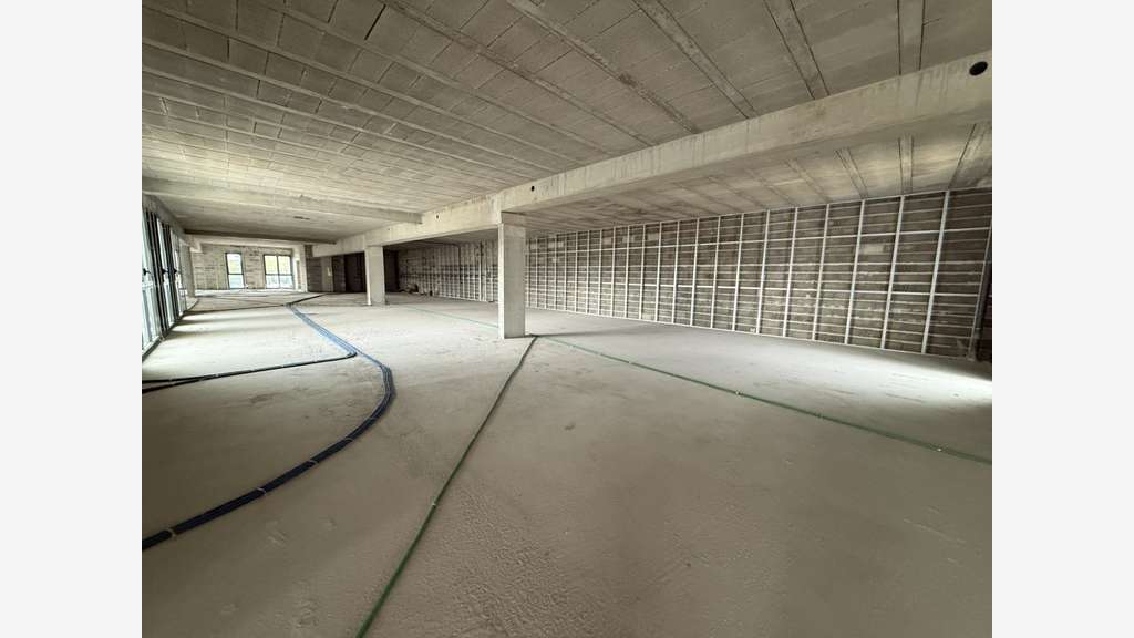 LOCAL COMMERCIAL 585 m² - LA FARLEDE