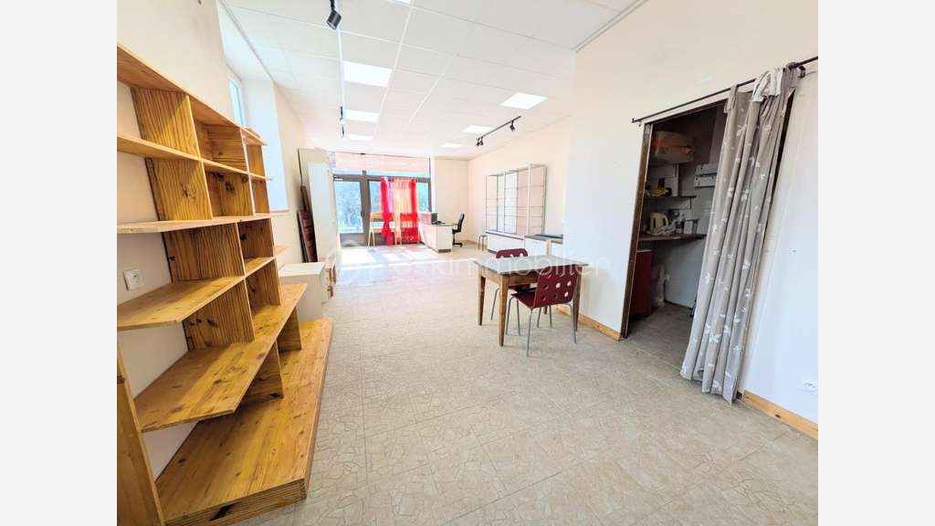 Vente local commercial 51m² à l'entrée de la Mure