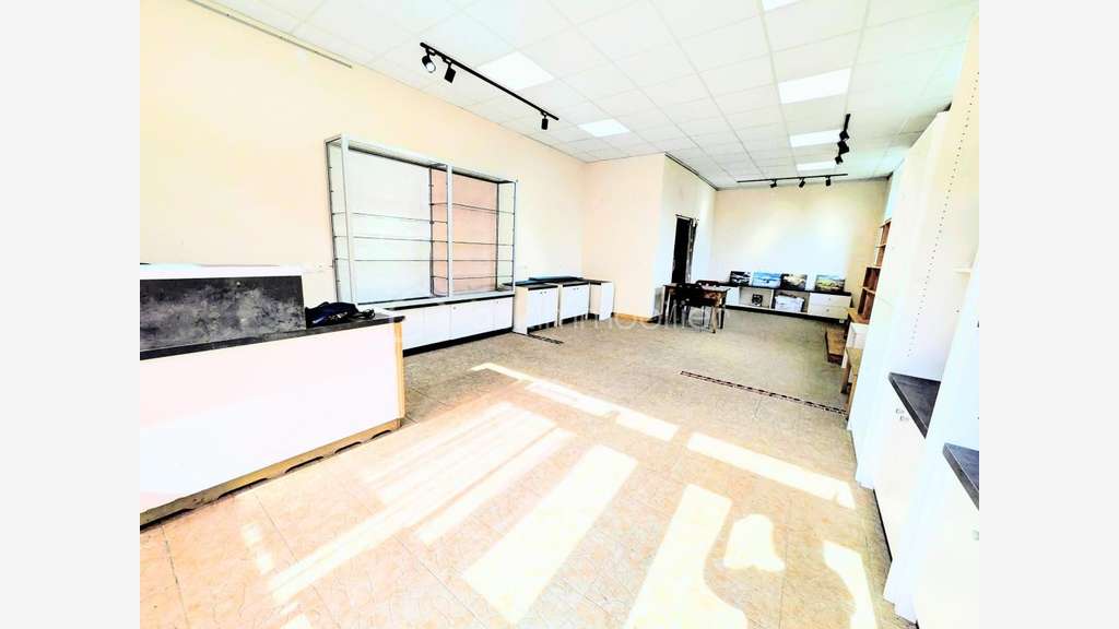 Vente local commercial 51m² à l'entrée de la Mure